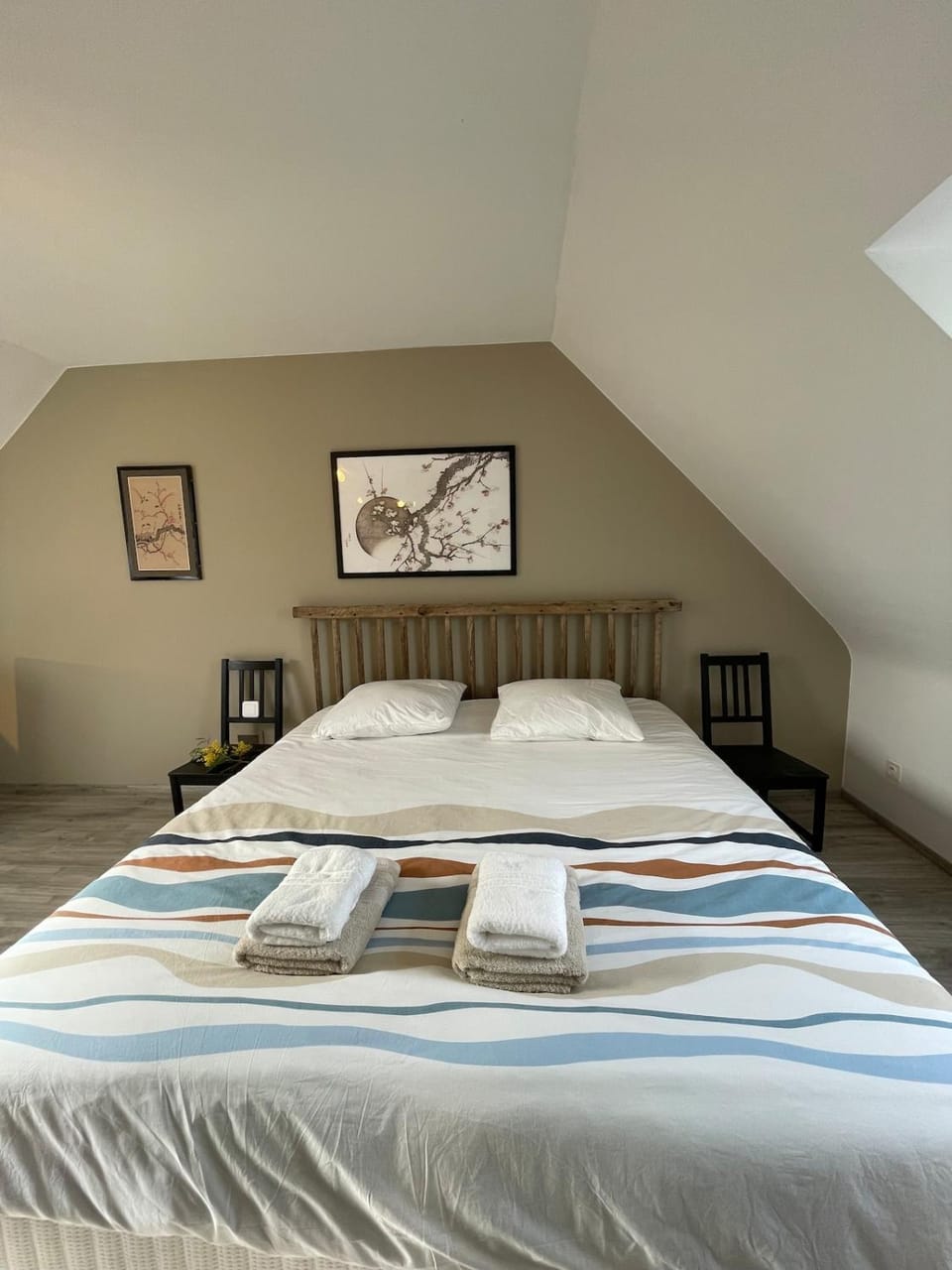 Bed, Photo of the whole room, Bedroom, towels