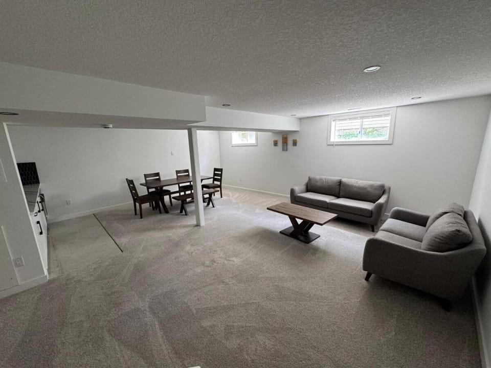 Spacious 4-Bedroom Home in NW Calgary House in Calgary