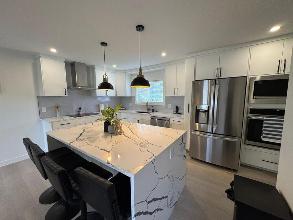 Spacious 4-Bedroom Home in NW Calgary House in Calgary