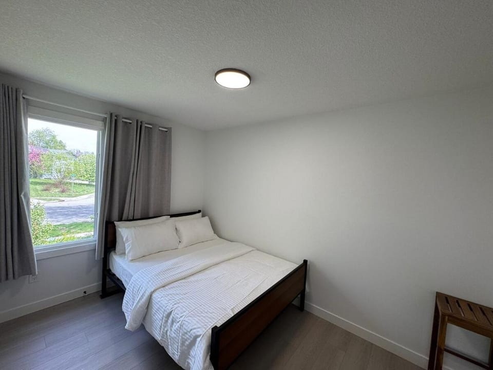 Spacious 4-Bedroom Home in NW Calgary House in Calgary