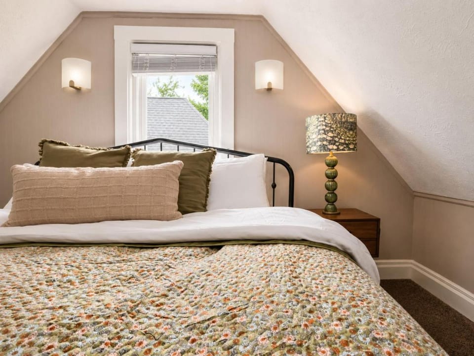 Luna Cottage Hot Tub 3BR Near Downtown TART Trail Grill House in Traverse City
