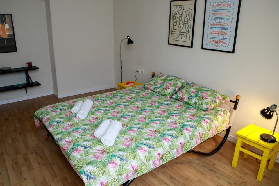 Bed, Bedroom, towels
