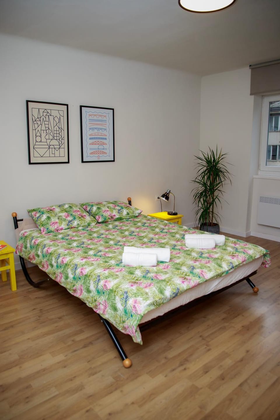 Bedroom, towels