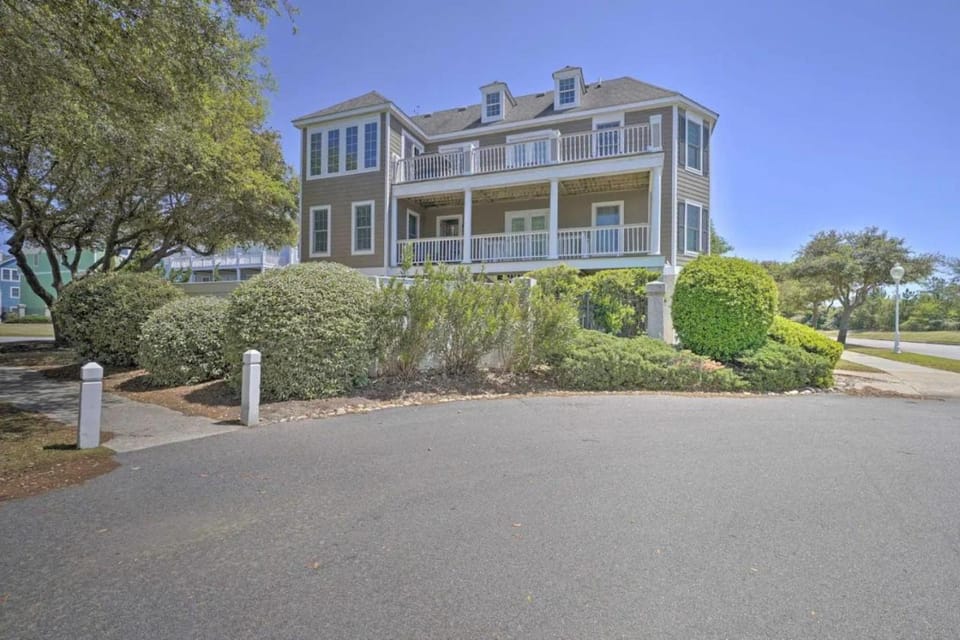 Stylish Coastal Home Walk to Beach House in Corolla