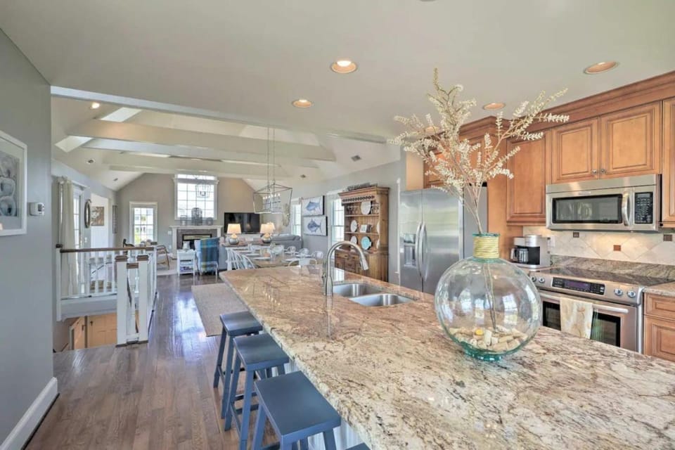 Stylish Coastal Home Walk to Beach House in Corolla
