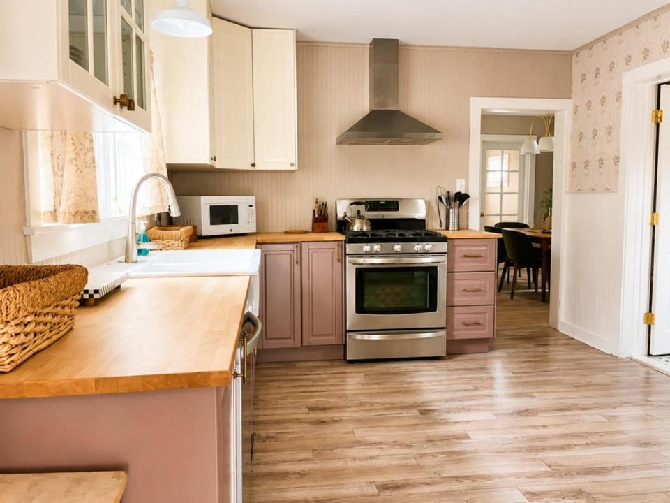 Astra Cottage Hot Tub 2BR Near Downtown TART Trail Grill House in Traverse City