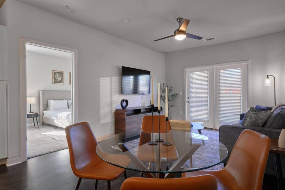 TV and multimedia, Living room, Seating area, Bedroom