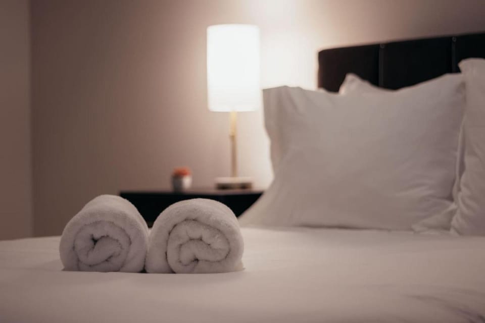 Bed, towels
