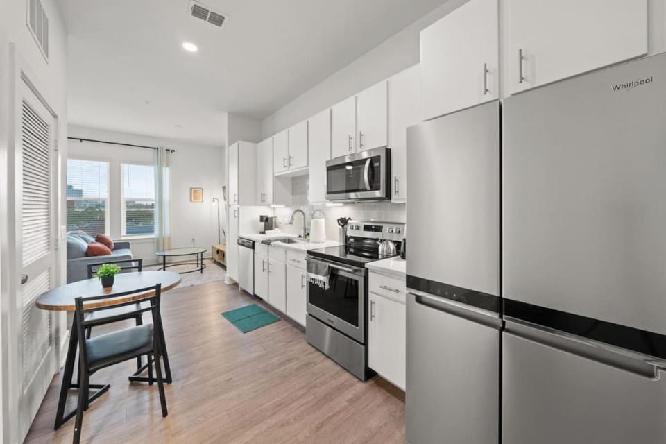 Kitchen or kitchenette, Dining area, oven, stove