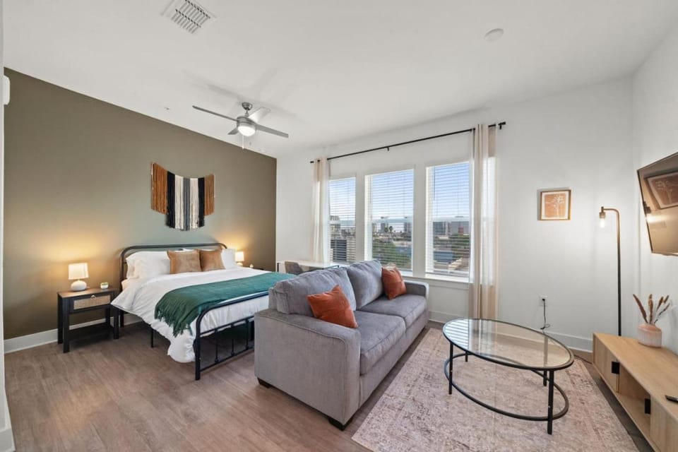 Bed, Photo of the whole room, Seating area