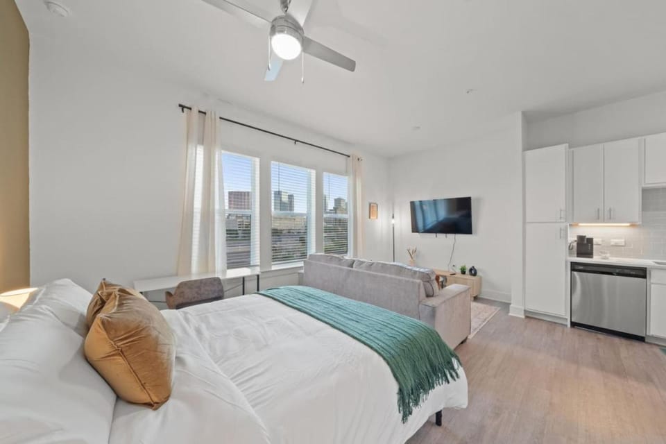 Bed, TV and multimedia, Photo of the whole room
