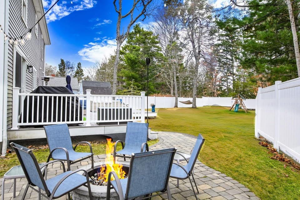 4BR Retreat w Hot Tub Fire Pit & Game Room House in Mashpee