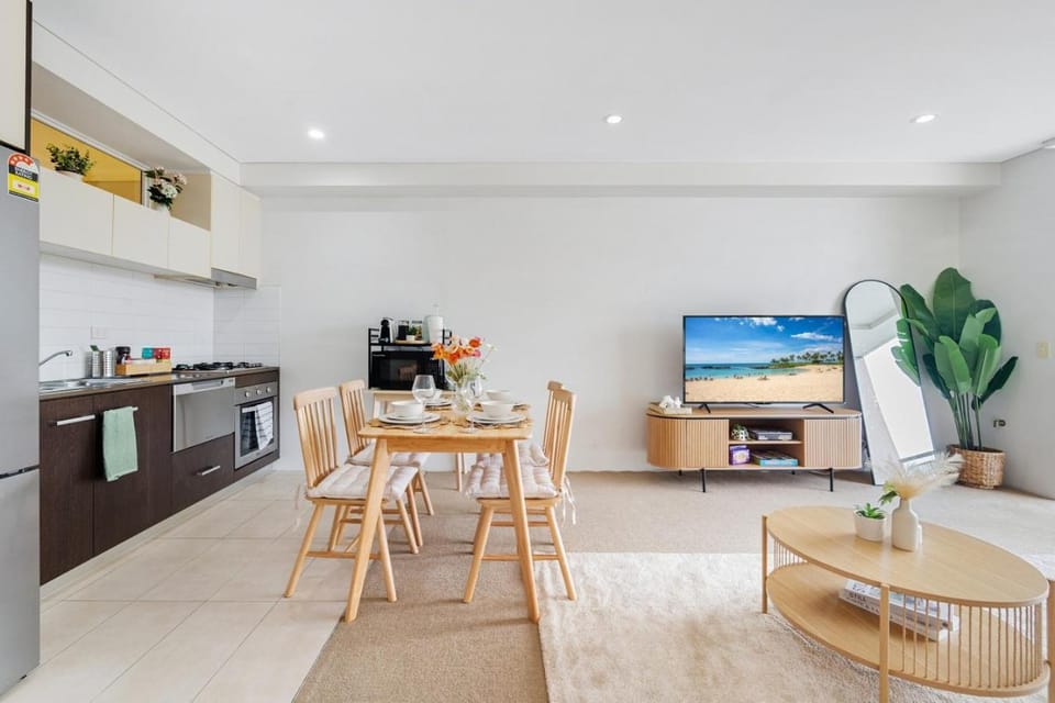 Sydney 2BR w/Parking | Near UNSW, Beaches & CBD Apartment in Kensington