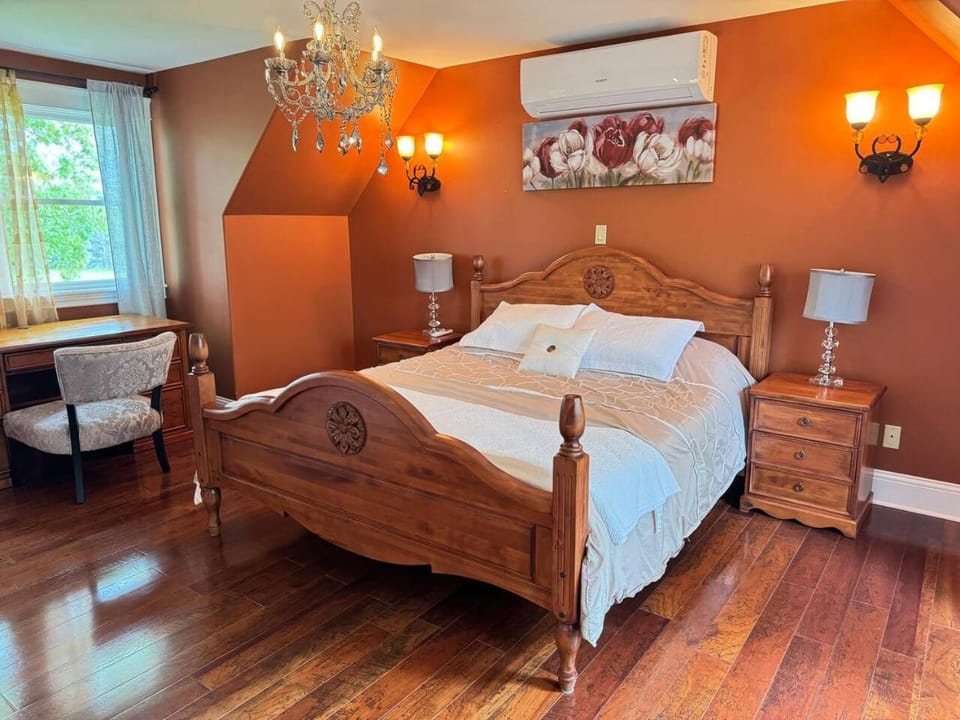 Cedarway Riverview Estate-by Brudenell River overseeing golf course House in Prince Edward County