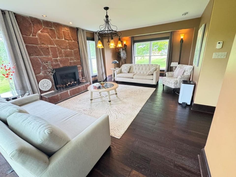 Cedarway Riverview Estate-by Brudenell River overseeing golf course House in Prince Edward County