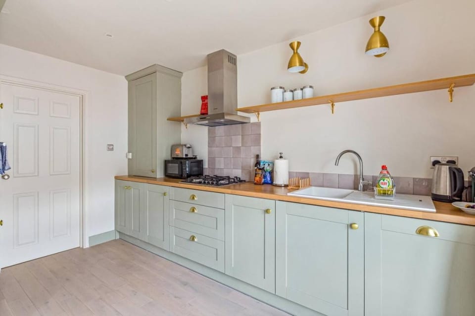 Coffee/tea facilities, Kitchen or kitchenette, dishwasher, microwave, stove, toaster