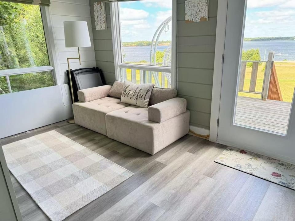 Serene Cove Retreat Cottage- Green Country House in Prince Edward County