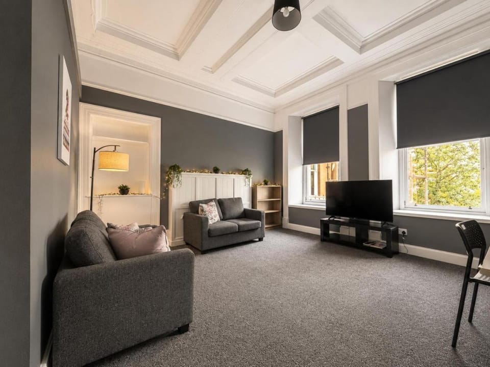 Gorgeous 6 BDR House - Sleeps 12 - Great Location House in Dundee