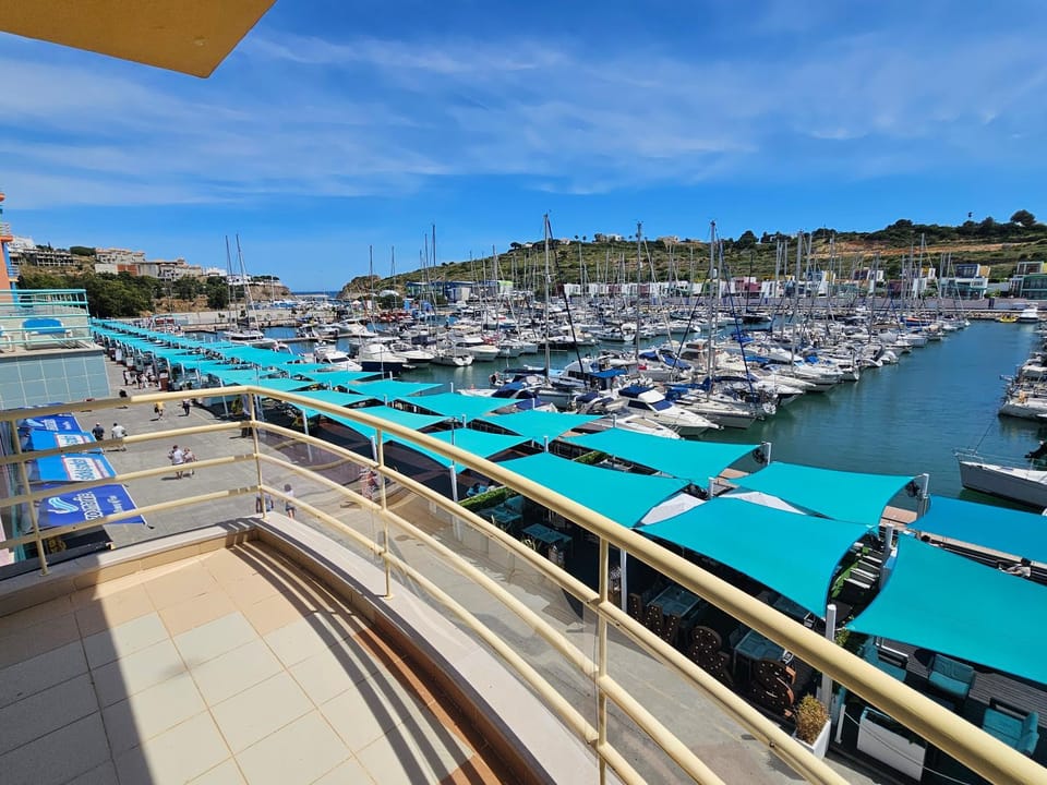 Stunning Marina View Apartment in Guia