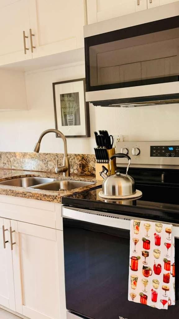 Stylish Hollywood Retreat Near Beach & Hard Rock House in Hollywood Beach