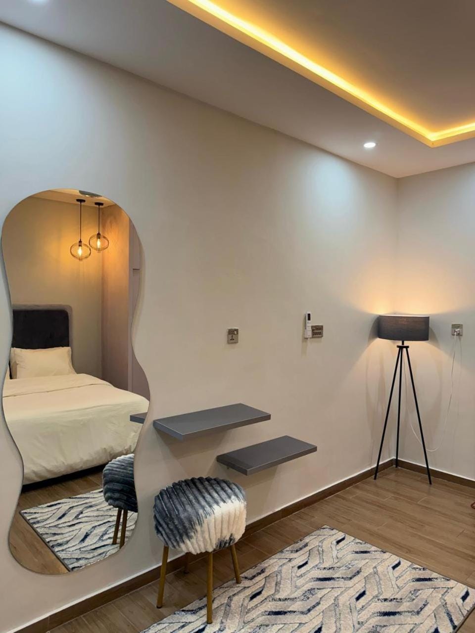 Photo of the whole room, Seating area