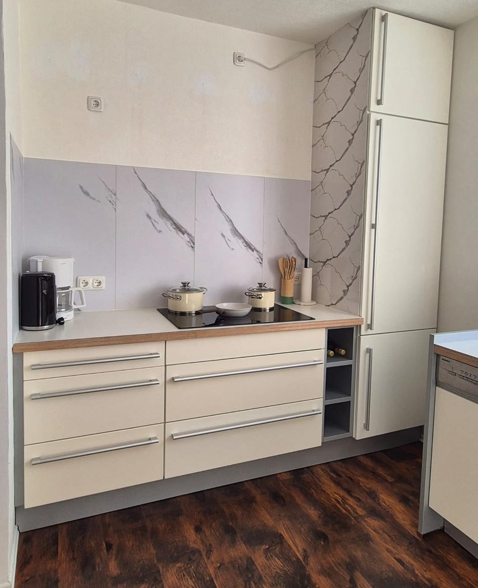 Coffee/tea facilities, Kitchen or kitchenette, stove, toaster