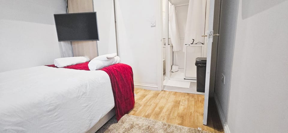 Bed, TV and multimedia, Photo of the whole room, Bedroom, wardrobe