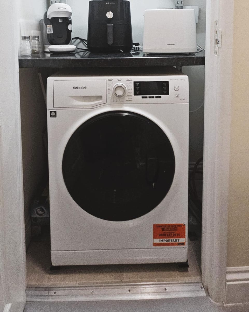 Coffee/tea facilities, Kitchen or kitchenette, microwave, toaster, laundry, washing machine, dryer