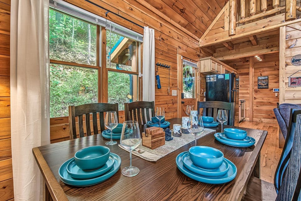 Awesome Escape Cabin - 2 King En Suites & Hot Tub Cabin in Gatlinburg