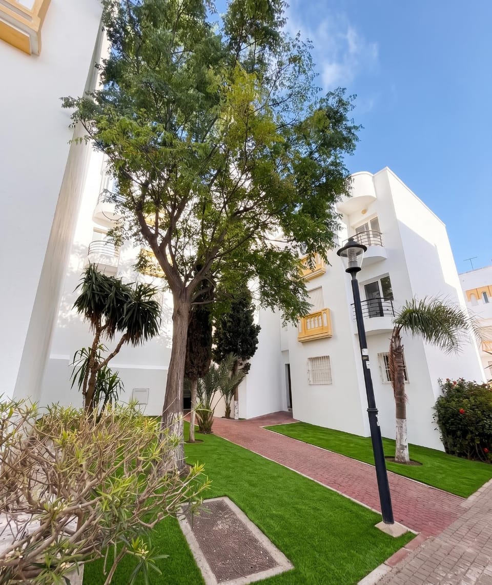 Appartement Moderne en Residence Fermee avec Piscine A 5 min de la Plage et de l Aeroport Apartment in Tangier