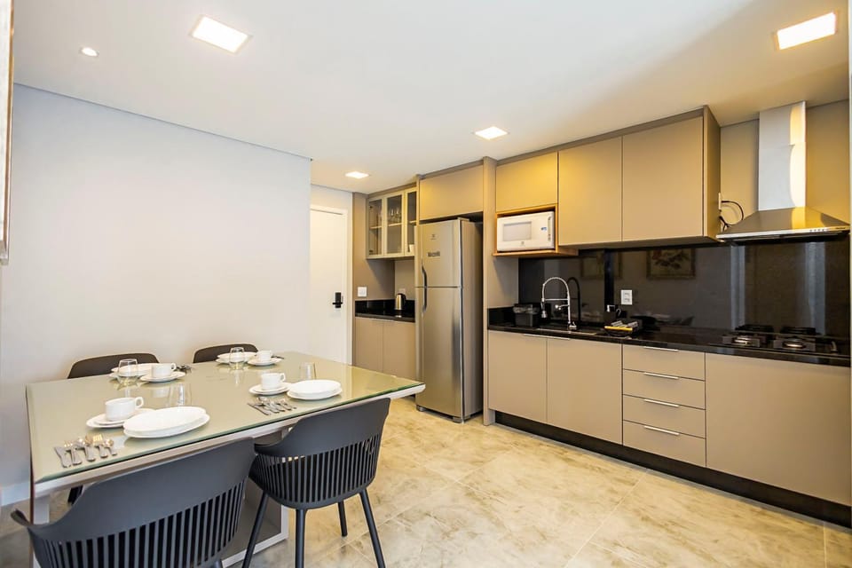 Coffee/tea facilities, Kitchen or kitchenette, Dining area, stove