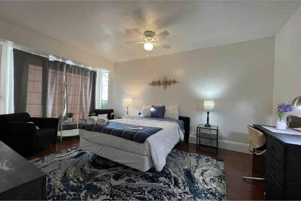Bed, Photo of the whole room, Seating area, Bedroom, towels