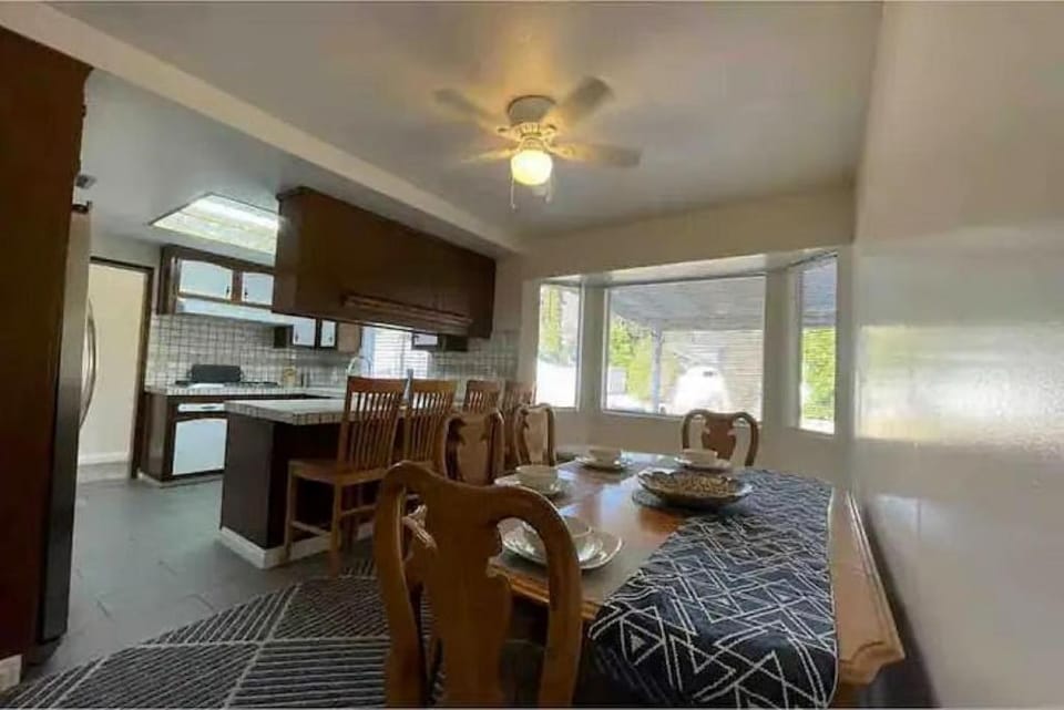 Kitchen or kitchenette, Seating area, Dining area, pet friendly, stove