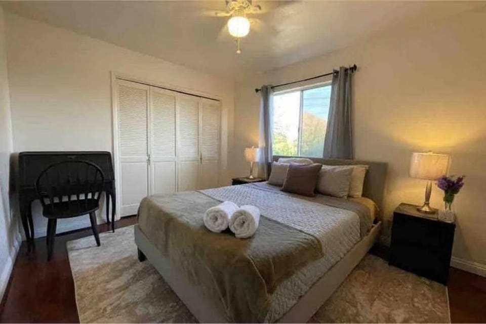 Bed, Photo of the whole room, Bedroom, towels