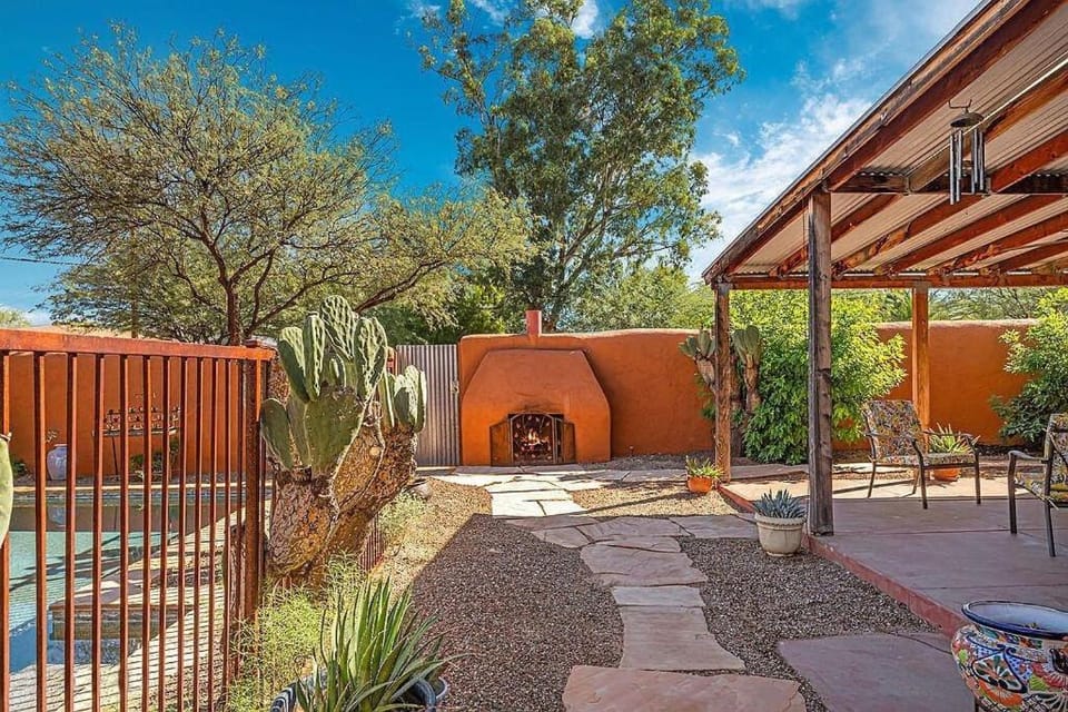 Villa Laguna - Spacious 3BR 1BA Private Pool Oasis Near UofA House in Tucson