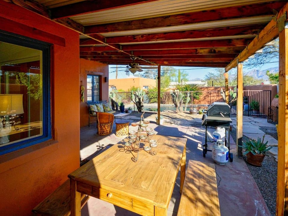 Villa Laguna - Spacious 3BR 1BA Private Pool Oasis Near UofA House in Tucson