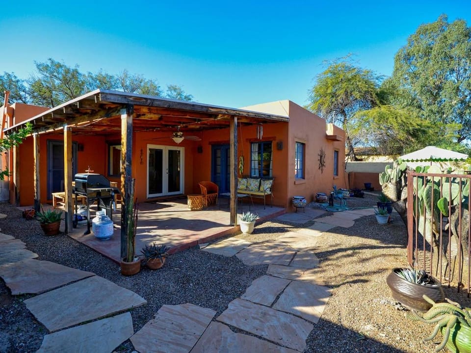 Villa Laguna - Spacious 3BR 1BA Private Pool Oasis Near UofA House in Tucson