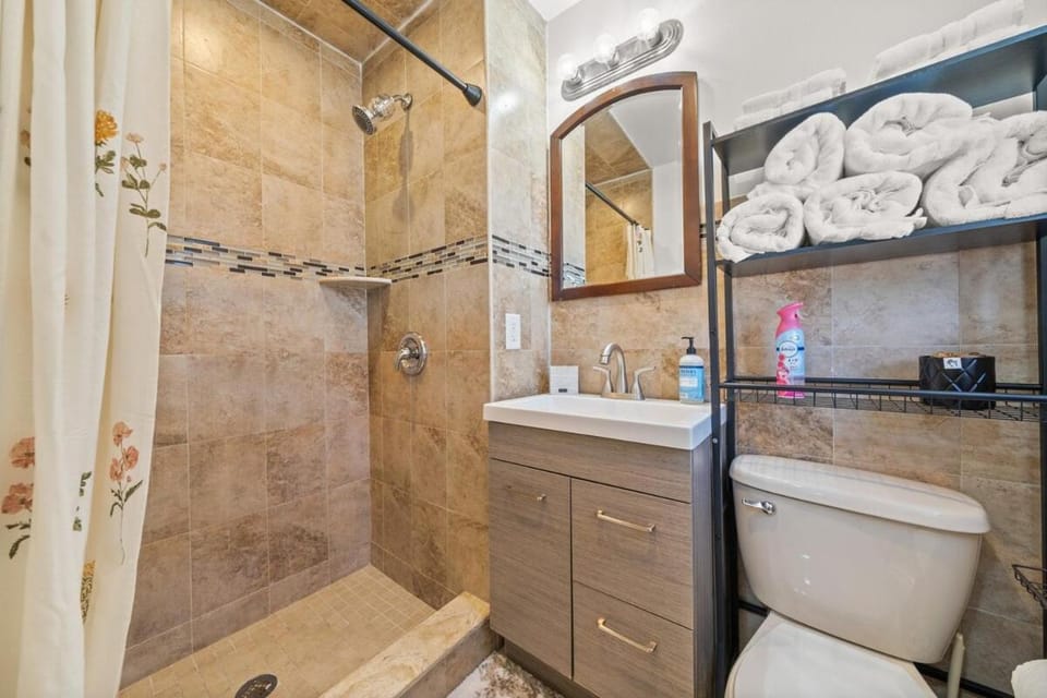 NYC & MetLife Luxury 3 bedroom Home Free Parking Apartment in Bayonne