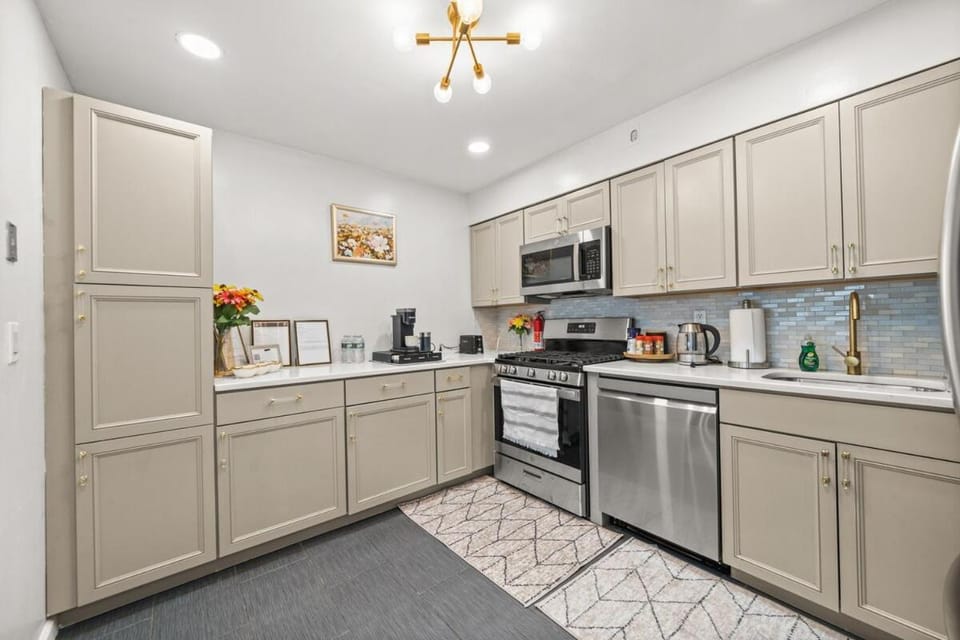 NYC & MetLife Luxury 3 bedroom Home Free Parking Apartment in Bayonne