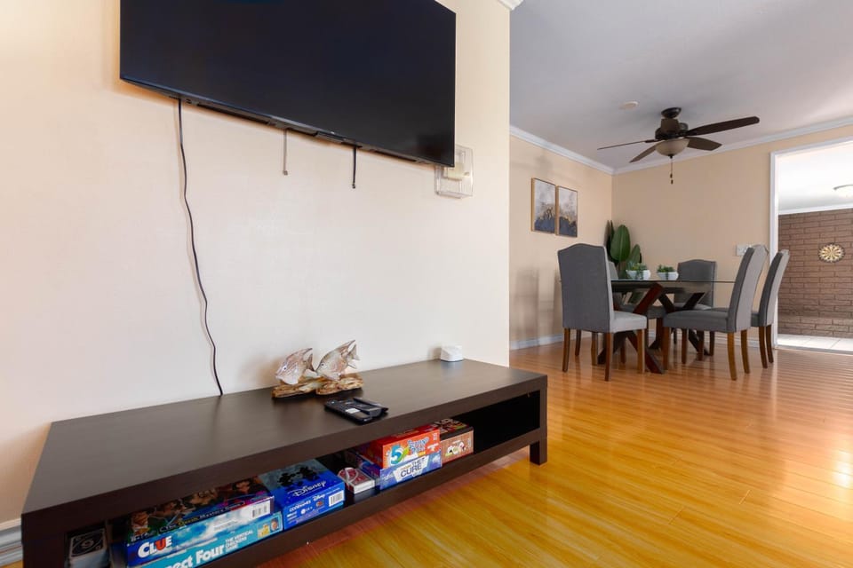 Communal lounge/ TV room, TV and multimedia, Dining area