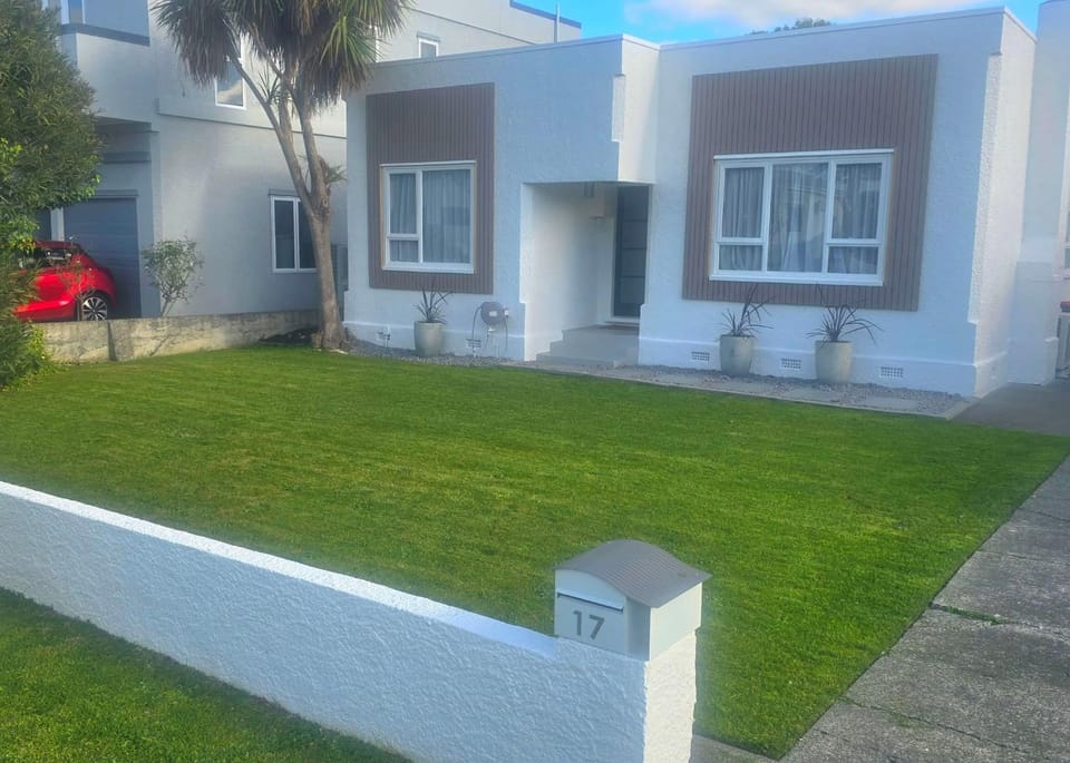 Luxury Art Deco Coastal Retreat House in Napier