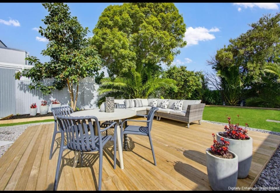 Luxury Art Deco Coastal Retreat House in Napier