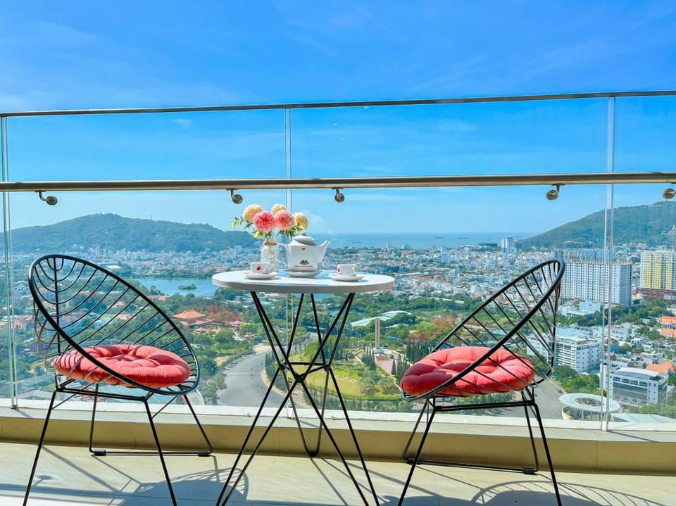 Balcony/Terrace, City view, Lake view, Landmark view, Mountain view, River view