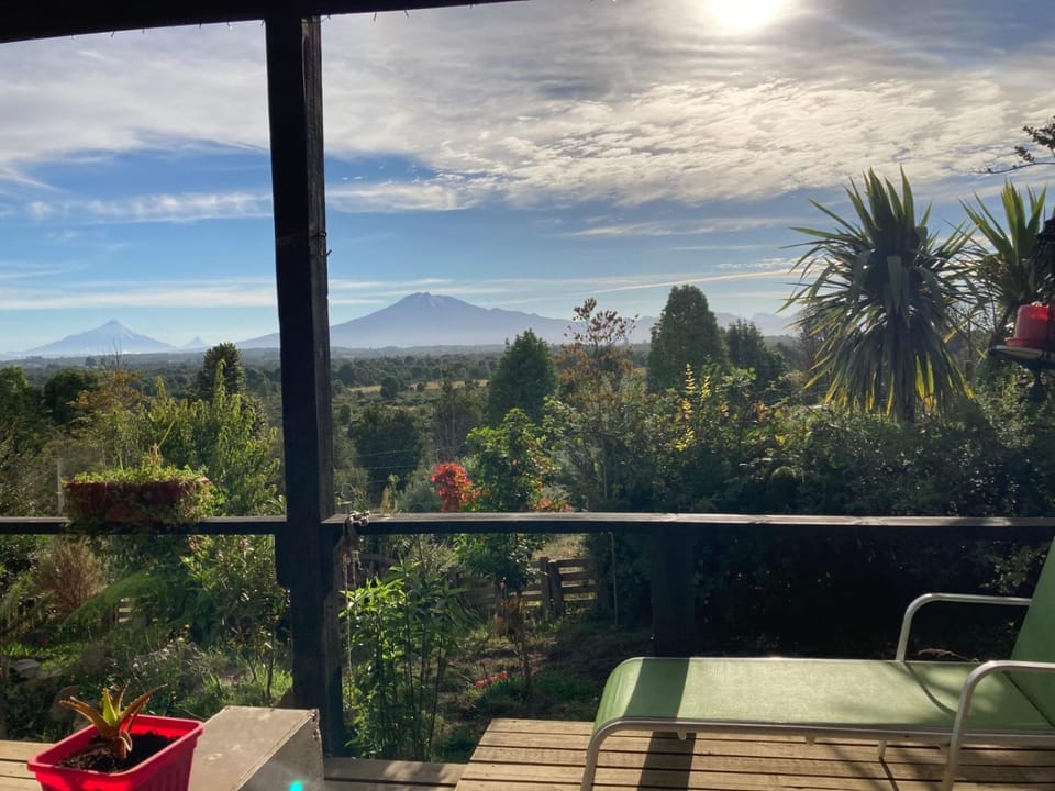 Quincho Mirador de Volcanes Fusión Rústica-Moderna House in Los Lagos, Chile