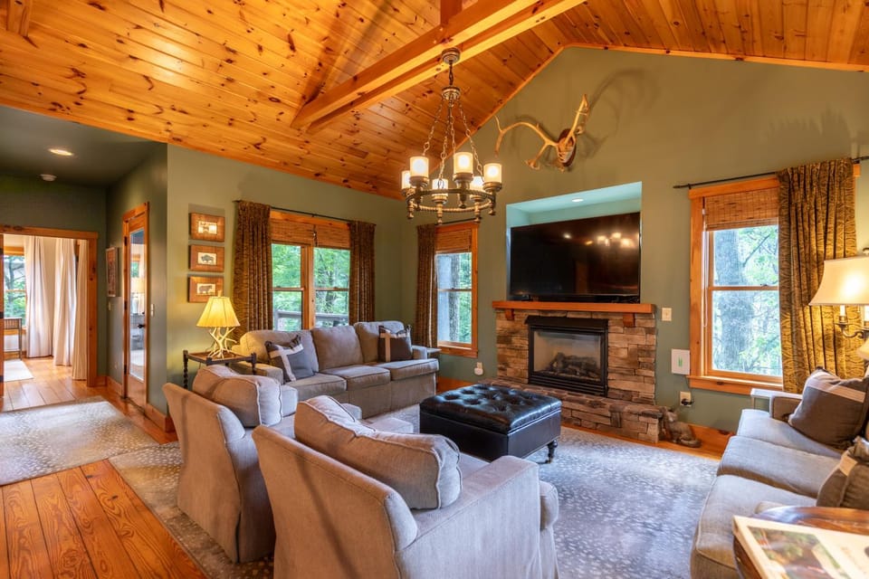 Altitudes Attitude - Upscale Cabin with Hot Tub 3 mins to Downtown Blowing Rock Cabin in Blowing Rock