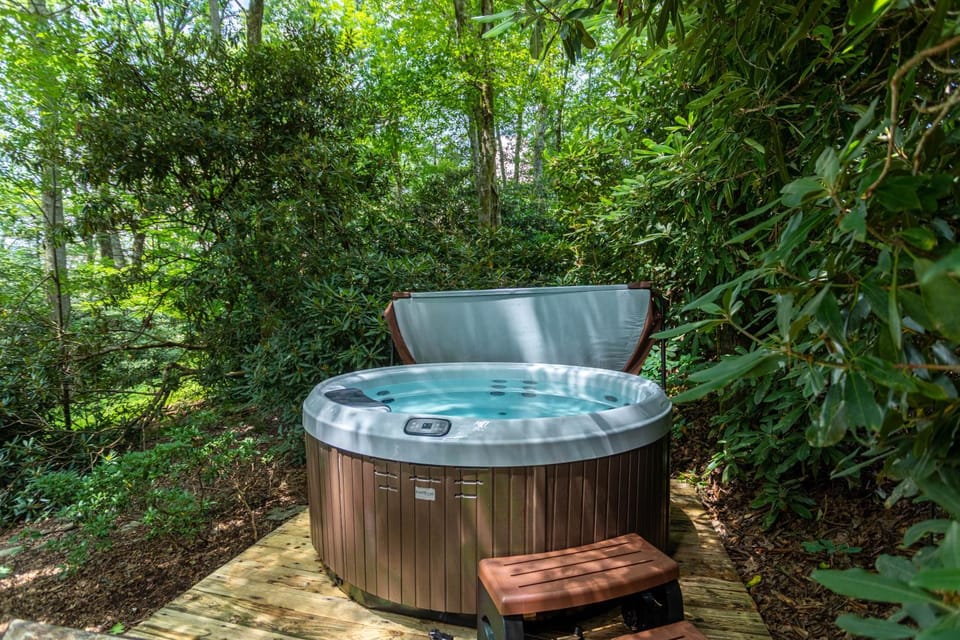 Altitudes Attitude - Upscale Cabin with Hot Tub 3 mins to Downtown Blowing Rock Cabin in Blowing Rock