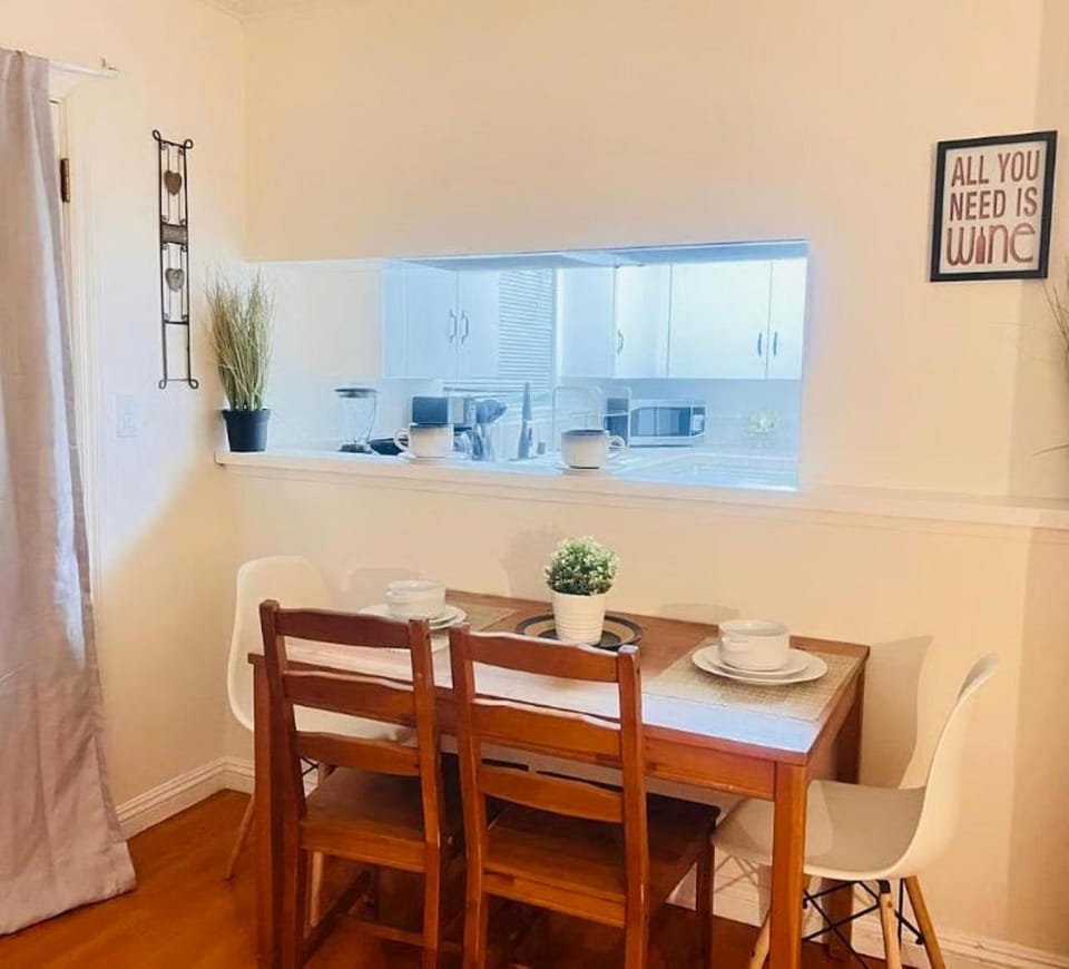 "Celeste" Stunning 5 bd, 2 ba home in Riverside on Celeste Dr House in Riverside