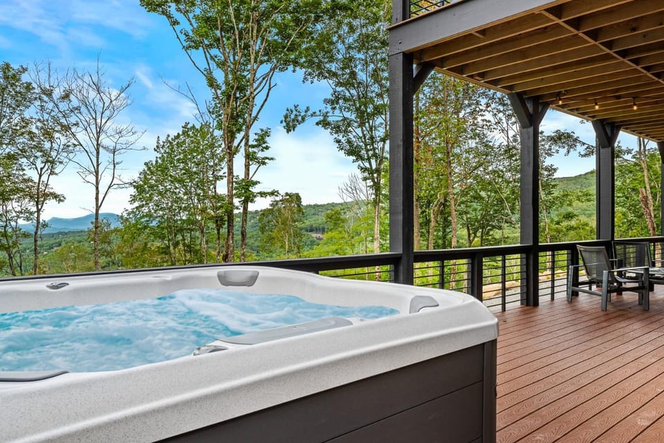 The JEM Mine at Eagles Nest - Views Hot Tub Ping Pong Foosball 3 Fireplaces House in Beech Mountain