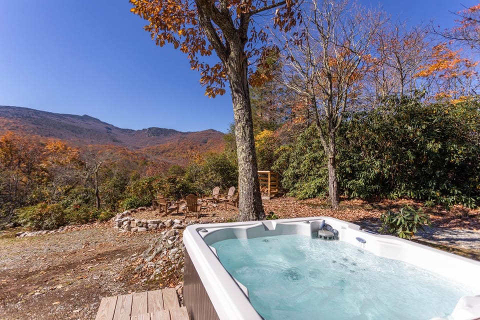 Heaven's View with Hot Tub - 10 mins to Blowing Rock just off of Blue Ridge Parkway House in Watauga