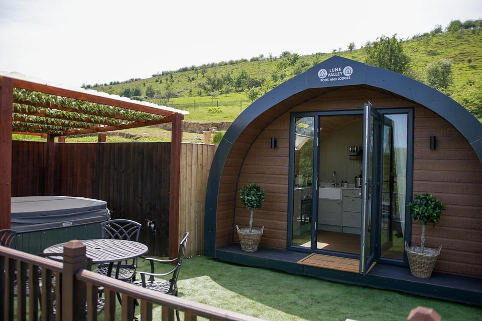 BBQ facilities, Fishing, Hot Tub, Seating area, Lake view, fireplace